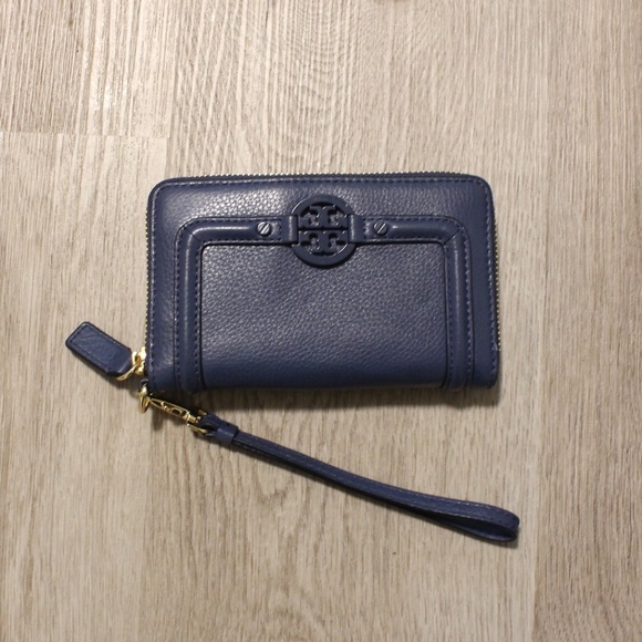 Tory Burch Handbags - Tory Burch Amanda Leather Zip Wristlet Wallet